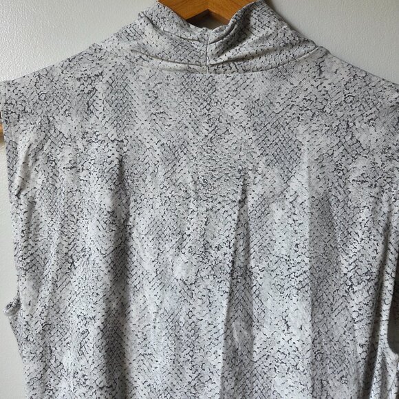 NWT ANN TAYLOR SURPLICE NECK WRAP STYLE SLEEVELESS SNAKESKIN PRINT TOP SIZE M - Picture 5 of 16